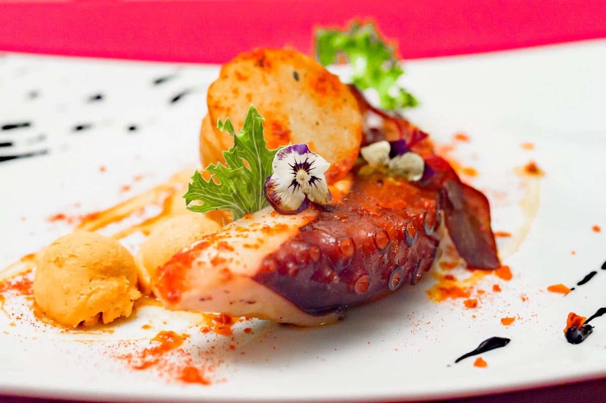 Pulpo brasa con patatas al horno y allioli de tinta de calamar con helado AOVE en Restaurante Cas Carreter